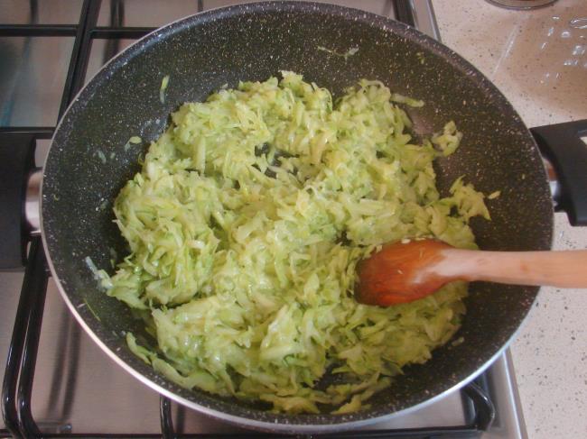 Tavuklu Kabak Salatası - Yapılışı (4/12) 