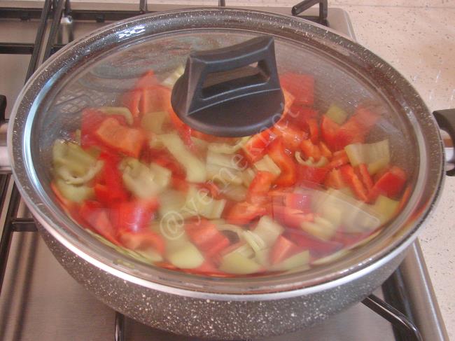 Yoğurtlu Biber Kavurması - Yapılışı (4/12) 