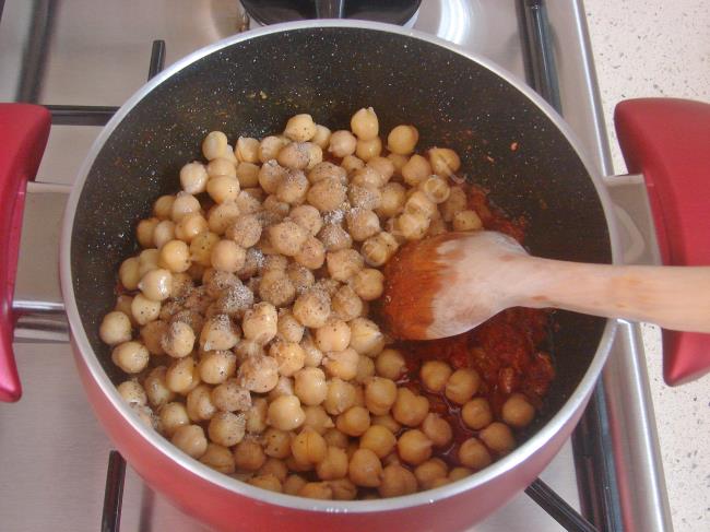 Yoğurtlu Nohut Salatası - Yapılışı (5/12) 