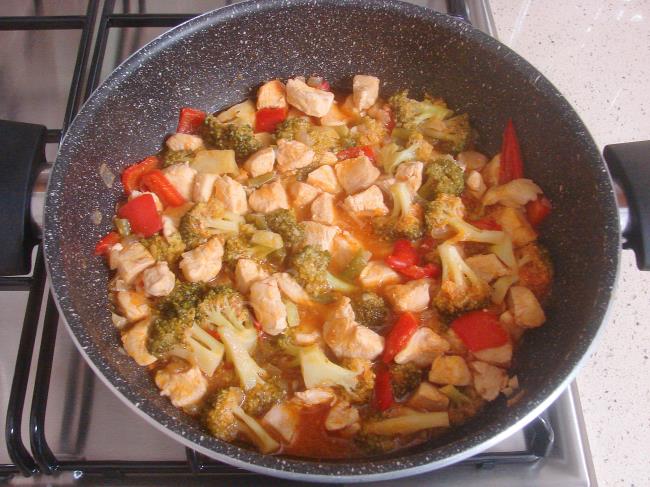 Brokolili Tavuk Yemeği - Yapılışı (8/12) 