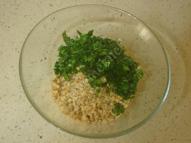 Cevizli Yoğurtlu Tarator - Yapılışı (4/8) 