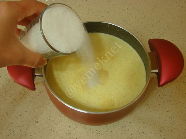 Çikolata Soslu İrmik Tatlısı - Yapılışı (3/12) 