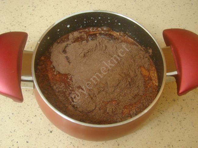 Çikolata Soslu İrmik Tatlısı - Yapılışı (7/12) 