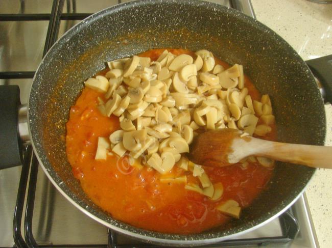 Domatesli Mantarlı Makarna - Yapılışı (5/12) 