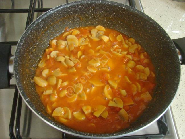 Domatesli Mantarlı Makarna - Yapılışı (6/12) 