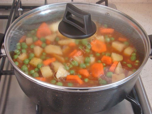 Kıymalı Patatesli Bezelye Yemeği - Yapılışı (8/12) 