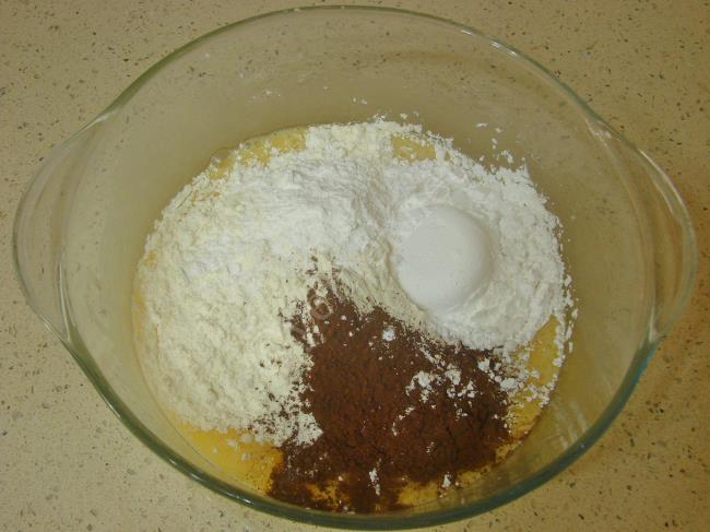 Sıvı Yağlı Kakaolu Kurabiye - Yapılışı (4/12) 