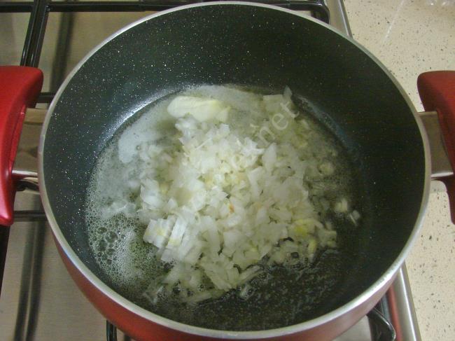 Kırmızı Biberli Mantar Çorbası - Yapılışı (3/12) 