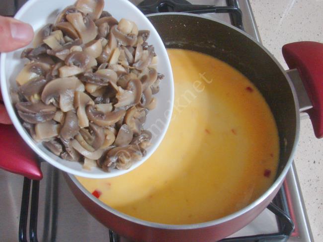 Kırmızı Biberli Mantar Çorbası - Yapılışı (8/12) 