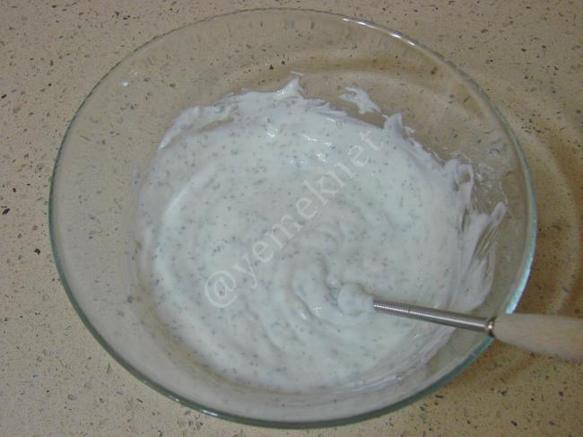 Yoğurtlu Dip Sos - Yapılışı (5/8) 