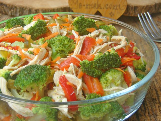 Oldukça Hafif Ve Lezzetli Bir Salata : Tavuklu Brokoli Salatası