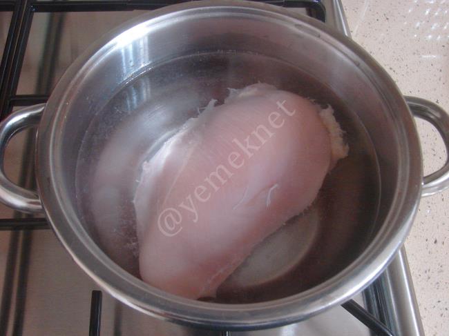 Tavuklu Brokoli Salatası - Yapılışı (2/12) 