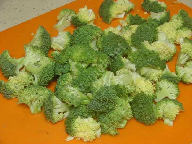 Tavuklu Brokoli Salatası - Yapılışı (3/12) 