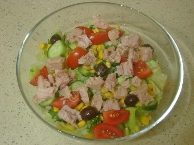 Ton Balıklı Salata - Yapılışı (5/8) 