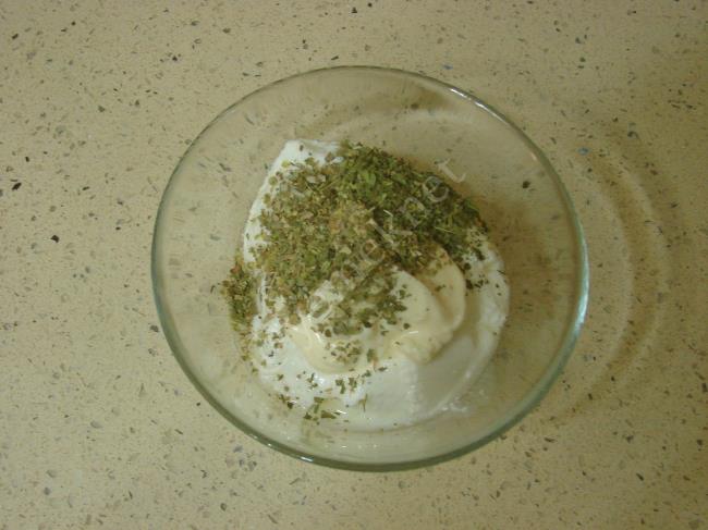 Yoğurtlu Mayonezli Sos - Yapılışı (3/8) 