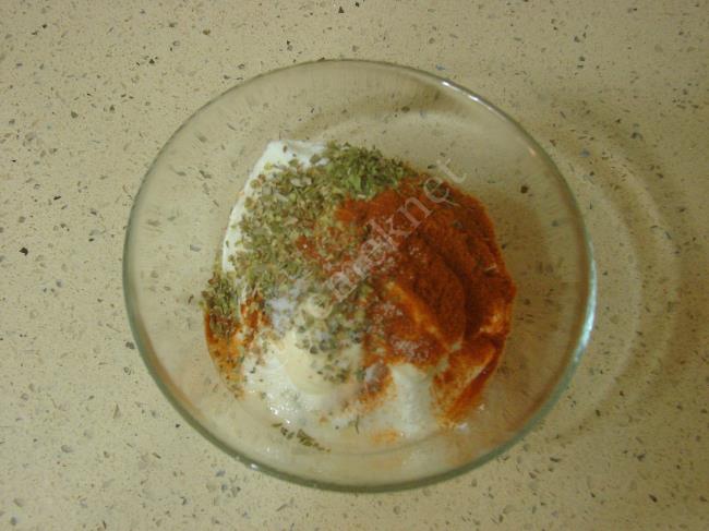 Yoğurtlu Mayonezli Sos - Yapılışı (4/8) 