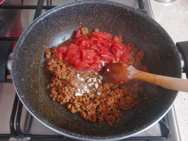 Demleme Kıymalı Makarna - Yapılışı (4/12) 