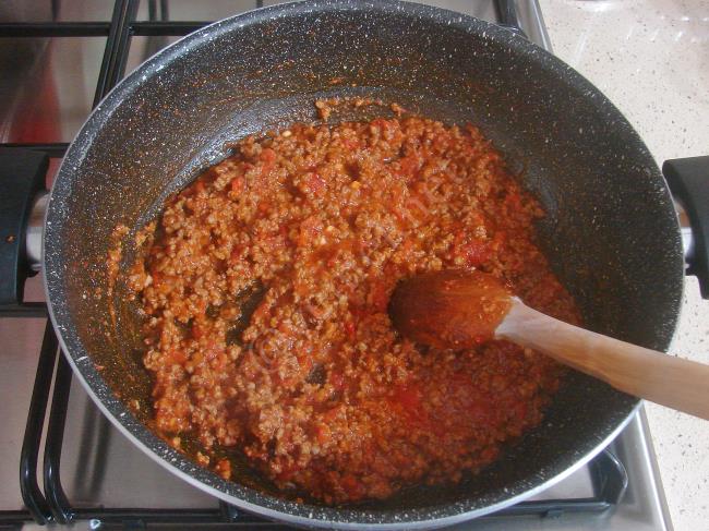 Demleme Kıymalı Makarna - Yapılışı (5/12) 