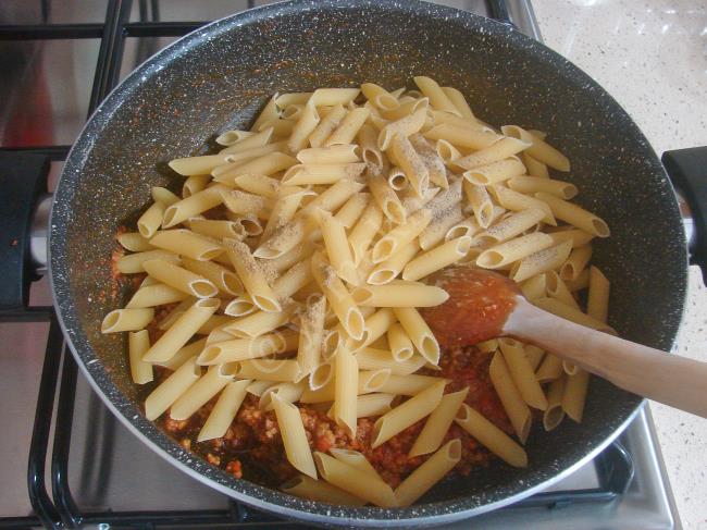 Demleme Kıymalı Makarna - Yapılışı (6/12) 