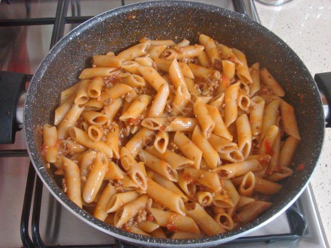 Demleme Kıymalı Makarna - Yapılışı (9/12) 