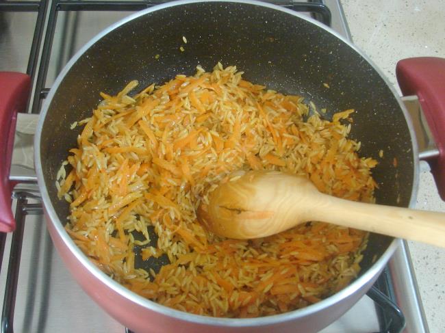 Havuçlu Arpa Şehriye Pilavı - Yapılışı (6/12) 