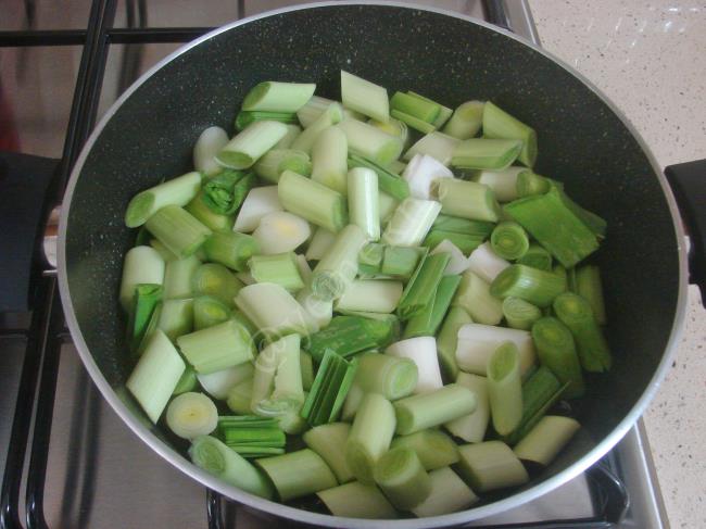 Patatesli Pırasa Yemeği - Yapılışı (2/12) 