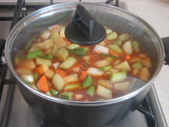 Patatesli Pırasa Yemeği - Yapılışı (6/12) 