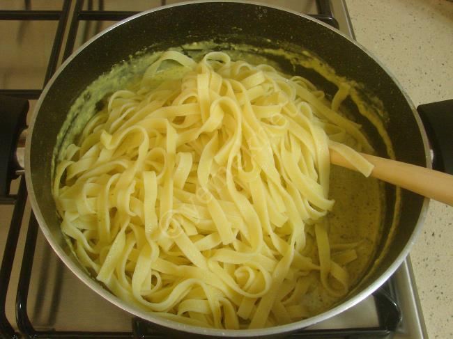 Pesto Soslu Makarna - Yapılışı (8/12) 