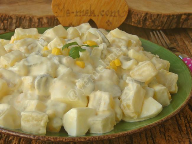 Hep Aynı Salataları Yapmaktan Sıkılanlara : Yoğurtlu Yumurtalı Patates Salatası