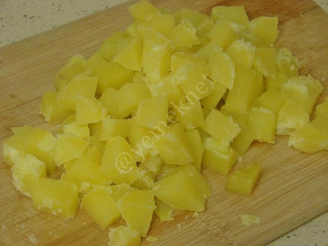 Yoğurtlu Yumurtalı Patates Salatası - Yapılışı (2/12) 