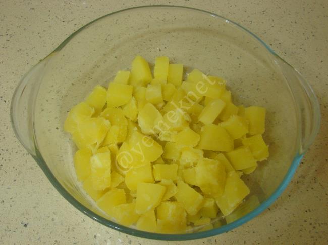 Yoğurtlu Yumurtalı Patates Salatası - Yapılışı (3/12) 