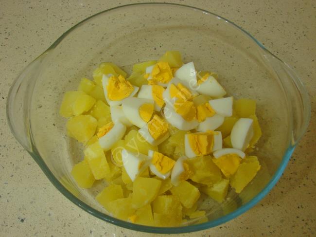 Yoğurtlu Yumurtalı Patates Salatası - Yapılışı (4/12) 