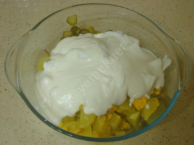 Yoğurtlu Yumurtalı Patates Salatası - Yapılışı (7/12) 