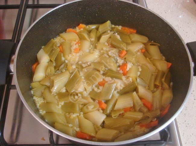 Bulgurlu Pırasa Yemeği - Yapılışı (8/12) 