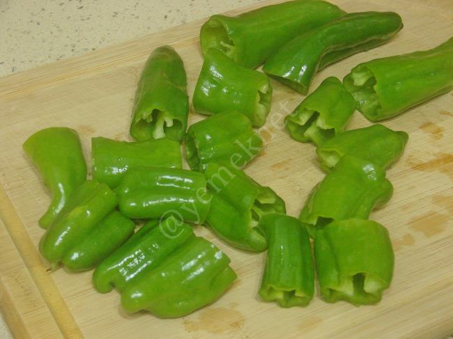 Kahvaltılık Domatesli Biber Kavurması - Yapılışı (2/8) 