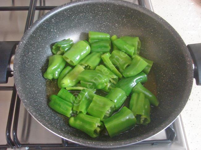 Kahvaltılık Domatesli Biber Kavurması - Yapılışı (3/8) 