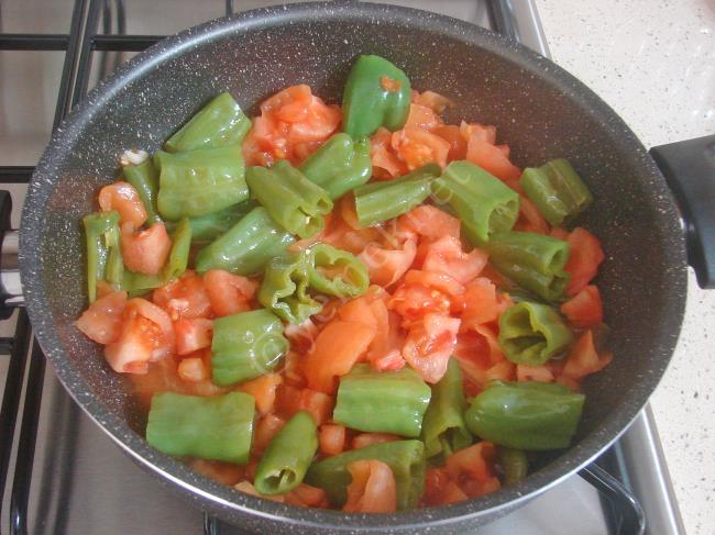 Kahvaltılık Domatesli Biber Kavurması - Yapılışı (5/8) 