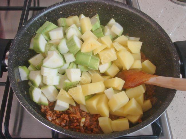 Kıymalı Patatesli Kabak Yemeği - Yapılışı (7/12) 