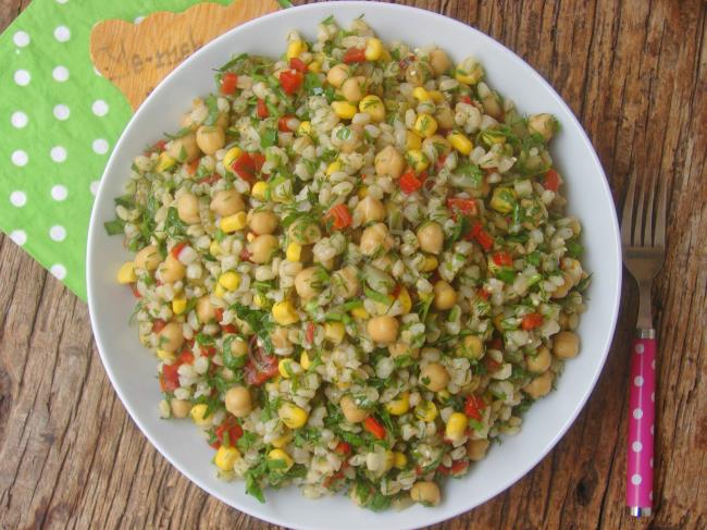 Şık Sunumlu Çok Özel Bir Misafir Salatası : Nohutlu Buğday Salatası