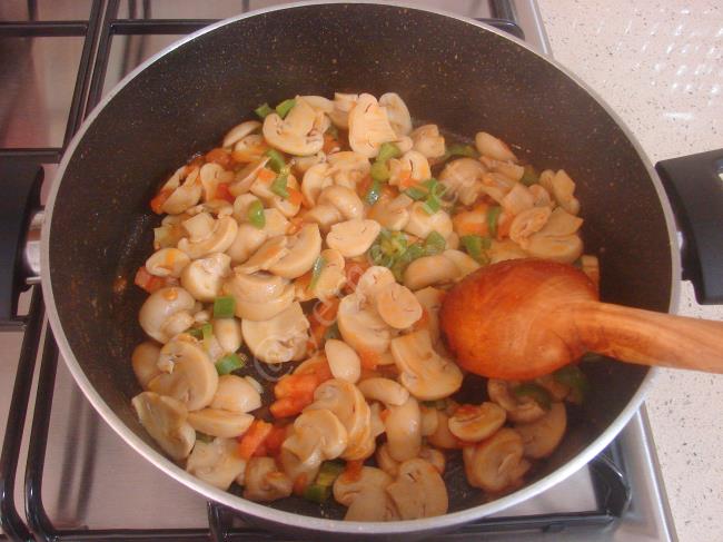 Sucuklu Mantar Sote - Yapılışı (4/8) 