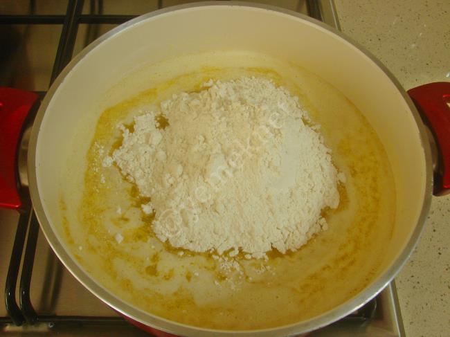 Sütlü Un Helvası - Yapılışı (5/12) 