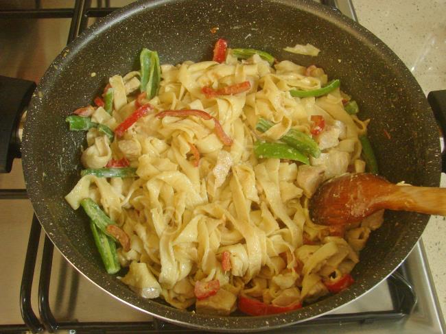 Tavuklu Krep Makarna - Yapılışı (13/16) 