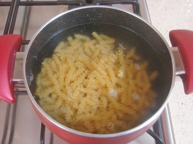 Ton Balıklı Makarna Salatası - Yapılışı (2/12) 