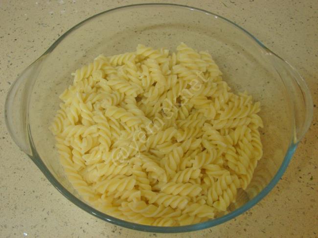 Ton Balıklı Makarna Salatası - Yapılışı (4/12) 