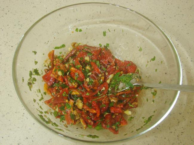 Kuru Domates Salatası - Yapılışı (6/8) 