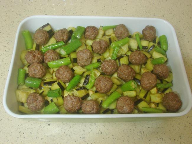 Sebzeli Fırında Köfte - Yapılışı (10/16) 