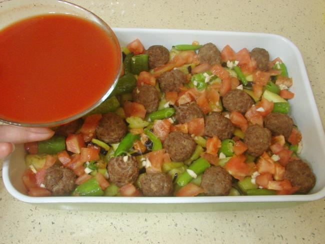 Sebzeli Fırında Köfte - Yapılışı (11/16) 