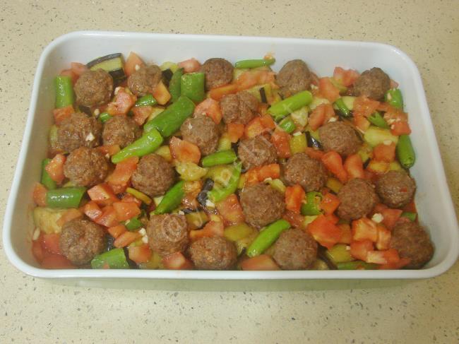 Sebzeli Fırında Köfte - Yapılışı (12/16) 