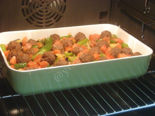 Sebzeli Fırında Köfte - Yapılışı (13/16) 
