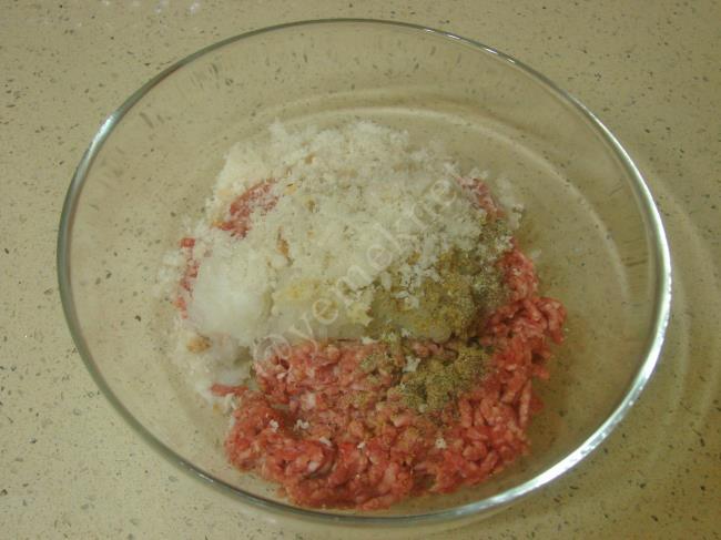 Sebzeli Fırında Köfte - Yapılışı (2/16) 